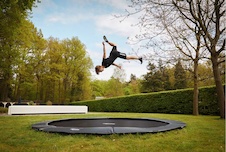 38.32.03.01_8715839077667_BERG SPORTS Elite FlatGround 380 Grey_Mood Image_2