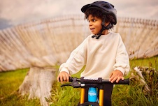 24.74.70.00_8715839085358_BERG Biky Cross Blue Handbrake_Mood Image_2