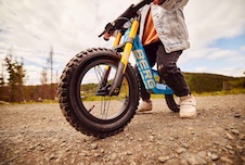 24.74.70.00_8715839085358_BERG Biky Cross Blue Handbrake_Mood Image_9