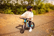 24.74.70.00_8715839085358_BERG Biky Cross Blue Handbrake_Mood Image_1