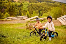 24.74.71.00_8715839085365_BERG Biky Cross Grey Handbrake_Mood Image_2