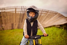 24.74.71.00_8715839085365_BERG Biky Cross Grey Handbrake_Mood Image_6