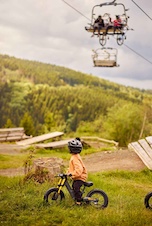 24.74.71.00_8715839085365_BERG Biky Cross Grey Handbrake_Mood Image_3