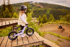 24.74.75.00_8715839100662_BERG Biky Cross Purple Handbrake_Mood Image_2